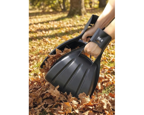Eine Person benutzt schwarze Laubgreifer von for_q, um trockenes Laub im Garten aufzusammeln.
