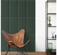 Strukturierte Akustikpaneele an einer Wand in einem modern eingerichteten Wohnzimmer mit Ledersessel und Metallregal.