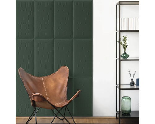Strukturierte Akustikpaneele an einer Wand in einem modern eingerichteten Wohnzimmer mit Ledersessel und Metallregal.