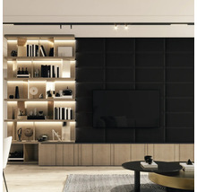 Modernes Wohnzimmer mit dunklen gepolsterten Wandpaneelen, einem Fernseher und einem beleuchteten Holzregal mit Dekorationsartikeln.