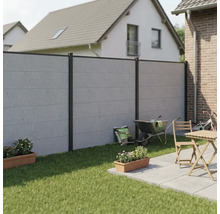 Moderner Sichtschutzzaun in Betonoptik mit dunklen Aluminiumpfosten im Garten, neben einer Terrasse mit Holzmöbeln und Rasenfläche.