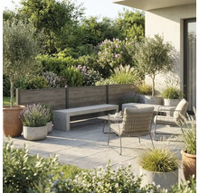 Moderne Terrassengestaltung mit hölzernem Sichtschutzzaun, Sitzbank in Betonoptik, Metallstühlen und verschiedenen Kübelpflanzen in heller Umgebung.