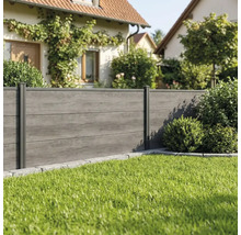 Moderner Sichtschutzzaun in Anthrazit mit Holzstruktur in einem gepflegten Garten mit Rasenfläche.