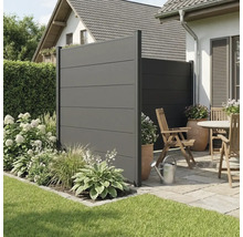 Modernes Sichtschutzelement aus horizontalen Paneelen in Anthrazit auf einer gepflasterten Terrasse mit Gartenmöbeln aus Holz und Bepflanzung.