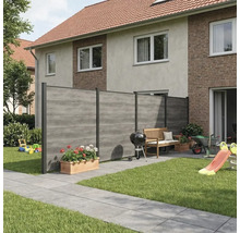 Moderner Sichtschutzzaun in Holzoptik mit horizontalen Lamellen in einem hellen, ordentlichen Garten mit Terrasse, Gartenbank und Grill.