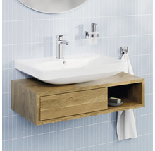Helles Badezimmer mit weißem Aufsatzwaschbecken auf einem wandhängenden Waschbeckenunterschrank aus Holz mit Schublade und offenem Fach.