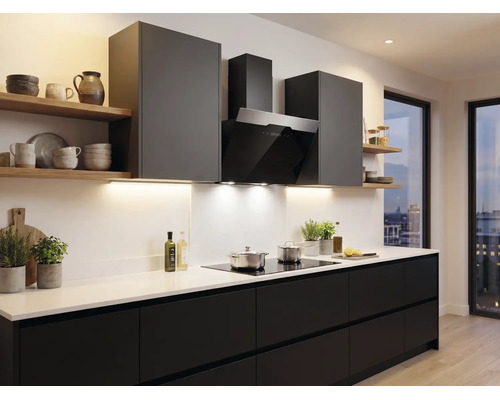 Moderne Küche mit dunklen Fronten, weißer Arbeitsplatte, schwarzer schräger Dunstabzugshaube und Holzregalen.