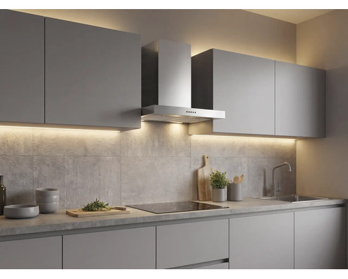 Moderne graue Küche mit Hängeschränken, Unterschränken, Dunstabzugshaube, Kochfeld, Spüle und integrierter LED-Beleuchtung.