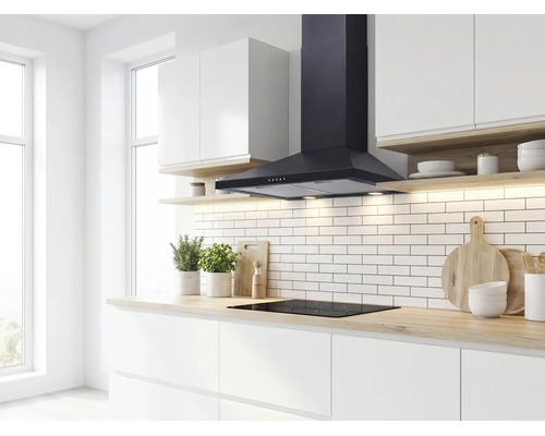 Moderne, helle Küche mit schwarzer Kamin-Dunstabzugshaube über einem Induktionskochfeld, weißem Fliesenspiegel und Arbeitsplatten in Holzoptik.