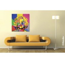 Farbenfrohes Pop-Art-Gemälde im Marilyn-Monroe-Stil an einer Wand über einem modernen gelben Sofa mit Stehlampe.