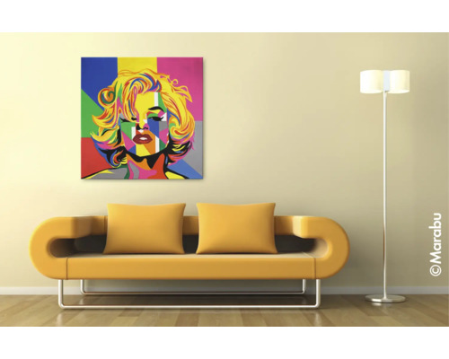 Farbenfrohes Pop-Art-Gemälde im Marilyn-Monroe-Stil an einer Wand über einem modernen gelben Sofa mit Stehlampe.