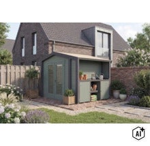 Gartenhaus aus Holz mit integriertem Unterstand und Doppeltür, platziert im Garten vor einem Backsteinhaus. (Image AI modified or generated)