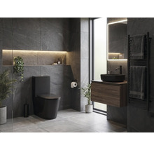 Modernes, organisiertes Badezimmer mit mattschwarzer Toilette, Aufsatzwaschbecken auf Holzunterschrank und grauen Wandfliesen in Schieferoptik.