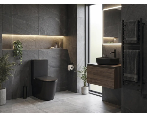 Modernes, organisiertes Badezimmer mit mattschwarzer Toilette, Aufsatzwaschbecken auf Holzunterschrank und grauen Wandfliesen in Schieferoptik.