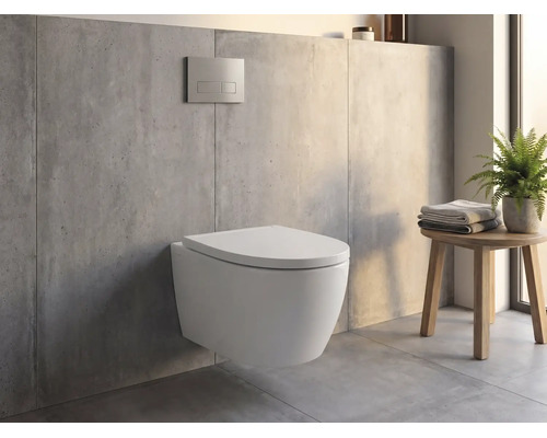 Wandhängendes WC in einem modernen Badezimmer mit Betonoptik, Betätigungsplatte an der Wand und einem Holzhocker mit Handtüchern und Pflanze.