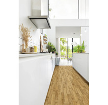 Helle, moderne Küche mit weißen Schränken und Laminatboden in Holzoptik. Inklusive Dunstabzugshaube aus Edelstahl und Blick in den Garten.
