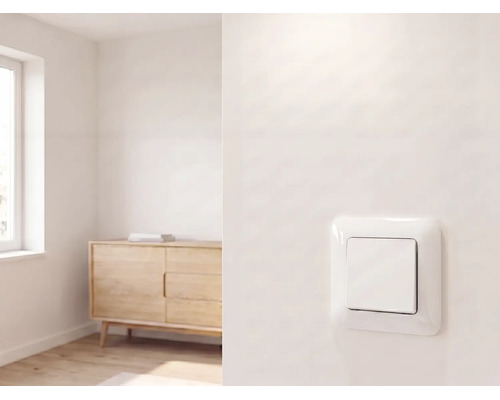 Moderner Lichtschalter an einer Wand in einem hellen, minimalistischen Raum mit Holzkommode und Fenster.