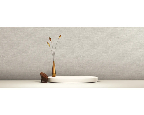 Horizontal strukturierte Tapete in einem minimalistischen Raum mit weißem kreisförmigem Podest, einer schlanken goldenen Vase und Dekoration.