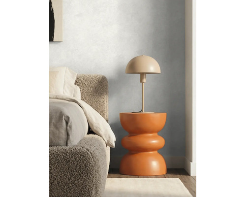 Modernes Schlafzimmer mit strukturierter Wand, einem skulpturalen orangefarbenen Beistelltisch, einer Pilzleuchte und einem Bett mit Teddy-Kopfteil.