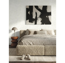 Modernes Schlafzimmer mit Bettrahmen aus Bouclé-Stoff, Bettwäsche in Naturtönen, einem abstrakten Wandbild und einer modernen Pilzleuchte.