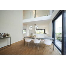 Modernes, helles Esszimmer mit großem Esstisch, weißen Designerstühlen, silbernen Pendelleuchten, Holzfußboden und bodentiefen Fenstern.