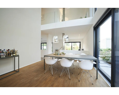 Moderner, heller Essbereich mit großem Tisch, weißen Stühlen, zwei metallischen Pendelleuchten, Holzparkett und bodentiefen Glasfronten.
