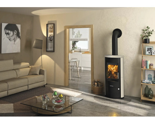 Moderner Kaminofen von Justus mit brennendem Holzfeuer in einem hellen Wohnzimmer mit Sofa und Glastisch.
