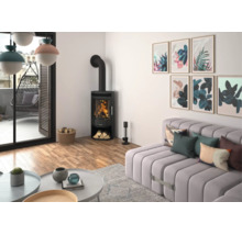 Modernes Wohnzimmer mit schwarzem Kaminofen, hellgrauem Sofa, Holzboden und gerahmten Bildern an der Wand.
