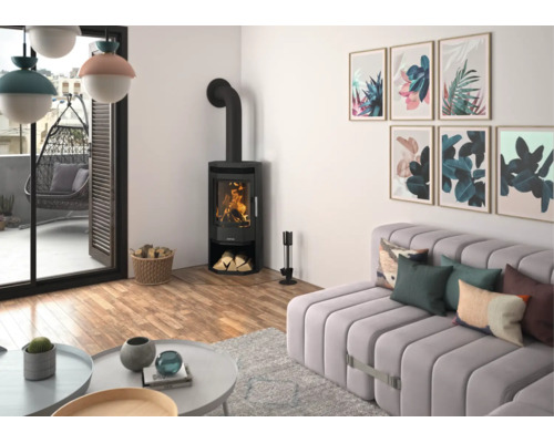 Modernes Wohnzimmer mit schwarzem Kaminofen, hellgrauem Sofa, Holzboden und gerahmten Bildern an der Wand.