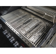 Gasgrill mit Grillrost aus Edelstahl, kreisförmigem Einsatz und seitlichen Bedienknöpfen.
