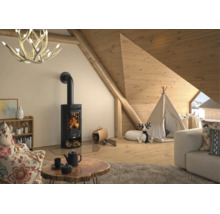 Schwarzer Kaminofen in einem gemütlichen Dachgeschoss mit Holzverkleidung, Tipi und einem rustikalen Kronleuchter in Geweihoptik.
