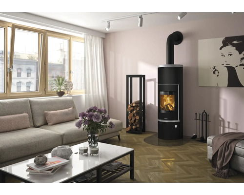 Moderner schwarzer Kaminofen in einem hellen Wohnzimmer mit Parkettboden, Sofa, Couchtisch und Holzregal.