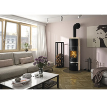 Moderner Kaminofen in einem hellen Wohnzimmer mit Parkettboden, Sofa, Couchtisch und Brennholzregal.