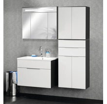 Modernes Badezimmermöbel-Set bestehend aus Waschtischunterschrank mit Waschbecken, Spiegelschrank mit Beleuchtung und einem hohen Seitenschrank.