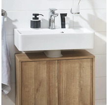 Modernes Badezimmer mit rechteckigem Waschbecken, verchromter Armatur und einem Waschbeckenunterschrank in Holzoptik.