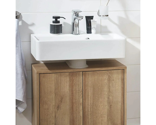 Modernes Badezimmer mit rechteckigem Waschbecken, verchromter Armatur und einem Waschbeckenunterschrank in Holzoptik.