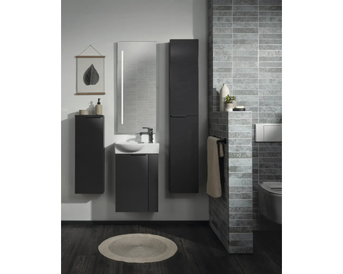 Modernes Badmöbel-Set in Anthrazit mit Waschbecken, Unterschrank, Hochschrank und LED-Spiegel in einem modern gestalteten Badezimmer.