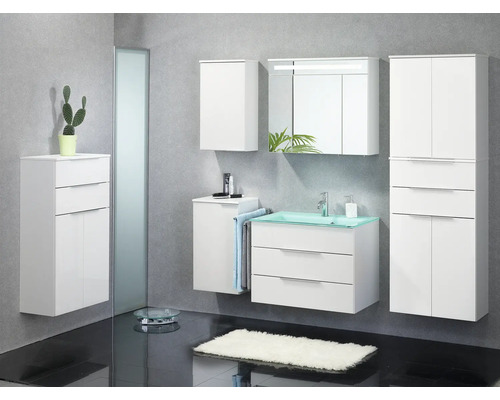 Modernes Badezimmermöbel-Set in Weiß mit grünem Glaswaschbecken, Spiegelschrank mit Beleuchtung und mehreren Hängeschränken.