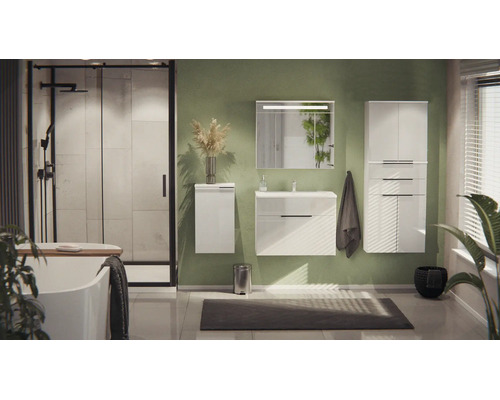 Modern eingerichtetes Bad mit Waschtischunterschrank, Spiegelschrank, Hochschrank, Dusche und freistehender Badewanne in organisierter Atmosphäre.