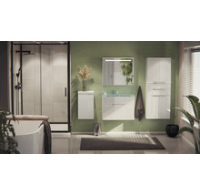 Modernes Badezimmer mit weißen Hochglanzmöbeln, Glaswaschtisch, Spiegelschrank, Dusche mit schwarzem Rahmen und freistehender Badewanne.