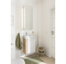 Modernes Gäste-WC Set mit Waschtischunterschrank in Holzoptik, Keramikwaschbecken und hohem Lichtspiegel in einem hellen, organisierten Badezimmer.
