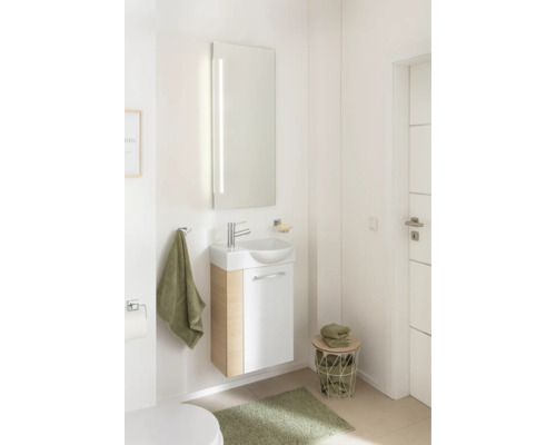 Modernes Gäste-WC Set mit Waschtischunterschrank in Holzoptik, Keramikwaschbecken und hohem Lichtspiegel in einem hellen, organisierten Badezimmer.