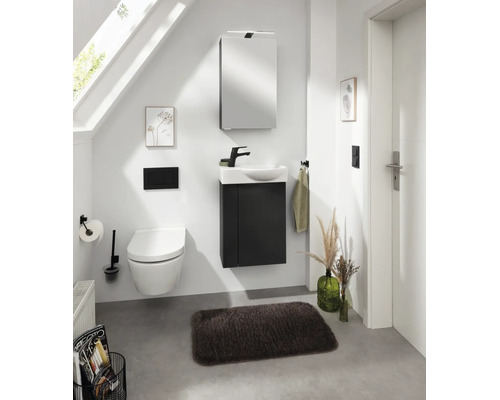 Modernes Gästebad mit dunklem Waschtischunterschrank, weißer Wand-Toilette, Spiegelschrank und schwarzen Armaturen unter einer Dachschräge.