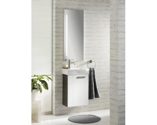 Modernes, helles Gäste-WC mit kompaktem Waschplatz: Keramik-Waschbecken, Unterschrank in Weiß und Holzoptik, hohem Lichtspiegel und Armatur.