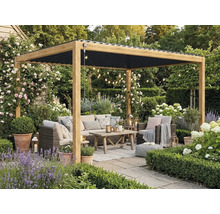 Holzpergola mit schwarzem Lamellendach auf einer Terrasse. Mit Rattan-Loungemöbeln, Holztisch und Gartenpflanzen wie Lavendel und Rosen.