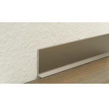 Weichsockelleiste an der Verbindung zwischen Wand und Boden montiert.