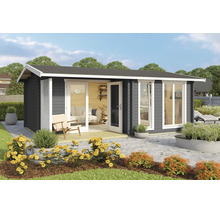 Modernes Gartenhaus aus Holz mit großen Glasfronten, hellen Fensterrahmen und einem Satteldach auf einer gepflasterten Terrasse im Garten.