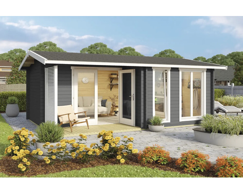Modernes Gartenhaus aus Holz mit großen Glasfronten, hellen Fensterrahmen und einem Satteldach auf einer gepflasterten Terrasse im Garten.