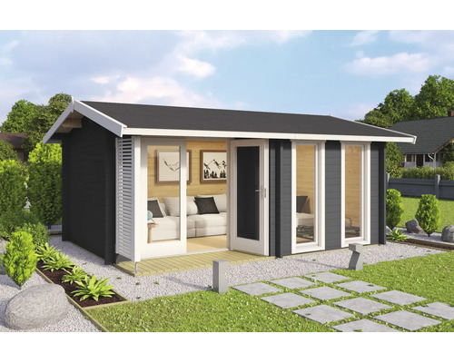 Modernes Gartenhaus aus Holz mit großen Glastüren und Fenstern, Satteldach und hellem Innenbereich in einer gepflegten, hellen Gartenanlage.