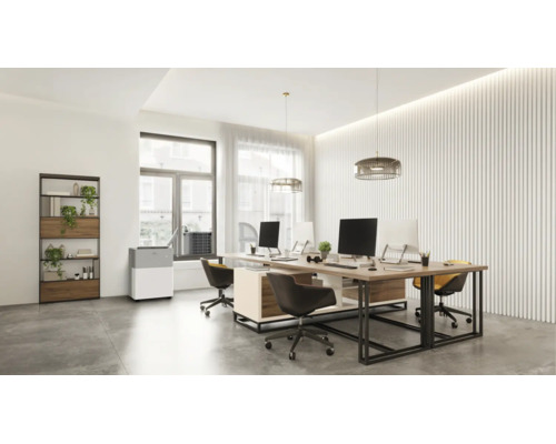 Modernes, helles Büro mit Holzschreibtischen, ergonomischen Stühlen, einem hohen Regal mit Pflanzen und einer mobilen Klimaanlage am Fenster.